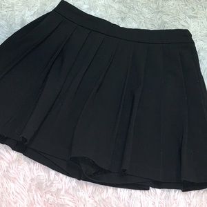 Forever 21 mid waist black pleated skort in XS